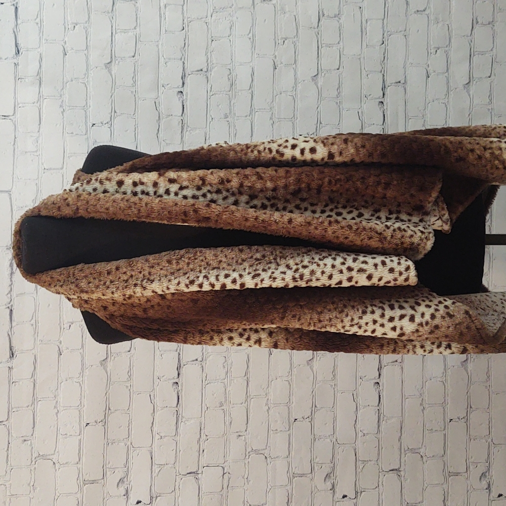 Animal Print Faux Fur Vest - Picture 4 of 10